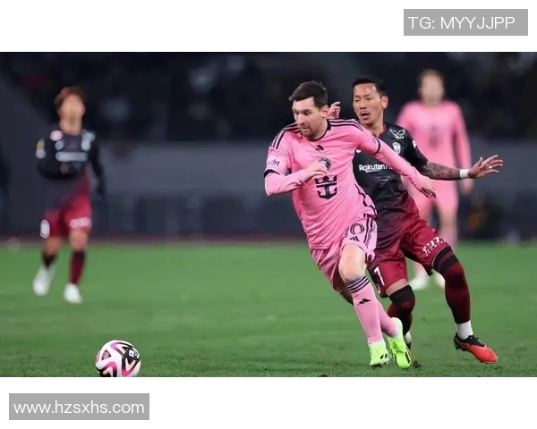 球星踢完足球脱鞋放松瞬间引热议 网友纷纷点赞他的一举一动 球星踢完足球脱鞋放松瞬间引热议 网友纷纷点赞他的一举一动