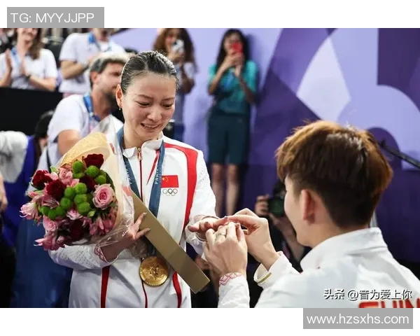 足球场上球星浪漫求婚瞬间 打破赛场界限见证爱情传奇